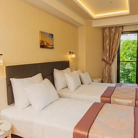 Hotel Grand Naki 3*